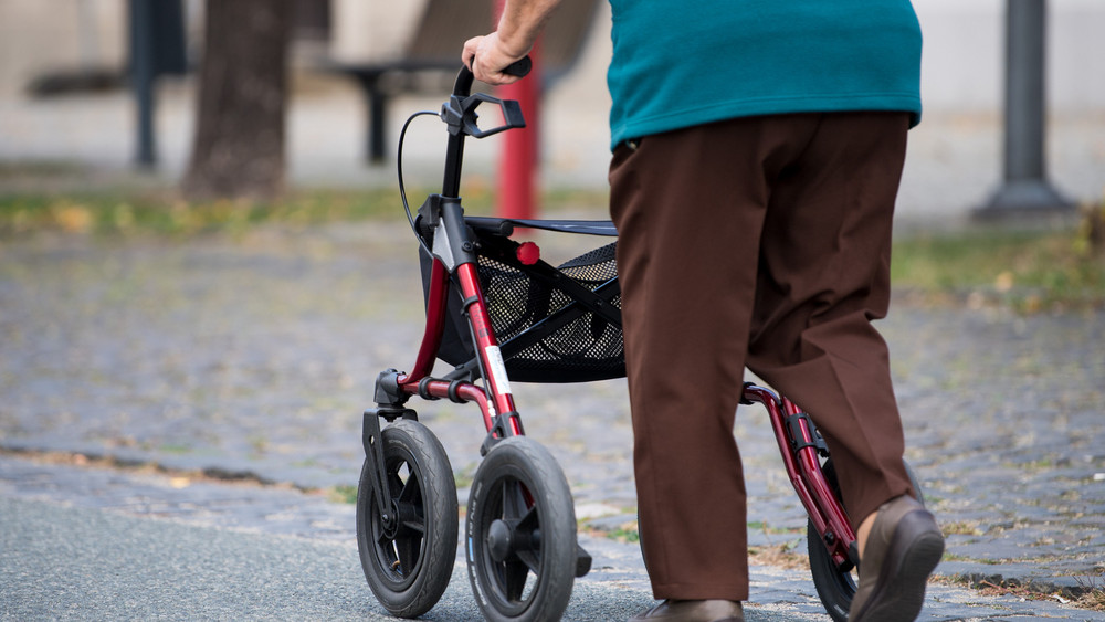Laut Polizei zeigt die mutmaßliche Ladendiebin trotz Rollator eine eine "beachtliche Beweglichkeit".