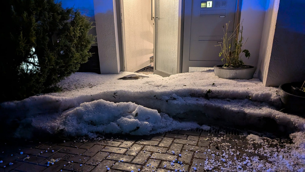 Eine dicke Hagelschicht nach dem Unwetter. 