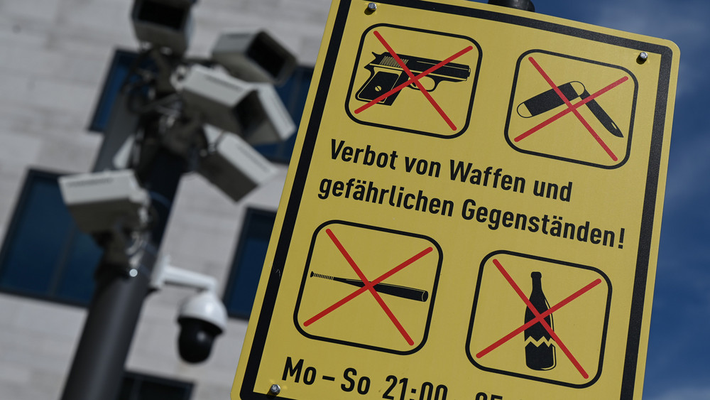 In Wiesbaden und in Frankfurt gibt es bereits Waffenverbotszonen.