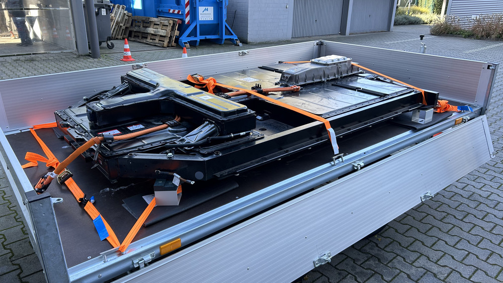 Der 650 Kilo schwere Akku eines Porsche Taycan.