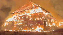 Bauernhaus lichterloh in Flammen: Schwarzwaldbahn zeitweise gesperrt