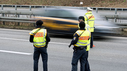 Zugedröhnter Raser: Zivilstreife jagt Golf-Fahrer bei Siegen