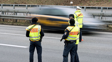 Zugedröhnter Raser: Zivilstreife jagt Golf-Fahrer bei Siegen