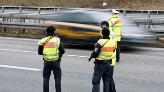 Sportwagenfahrer überholt rechts auf A61 – Polizei greift ein