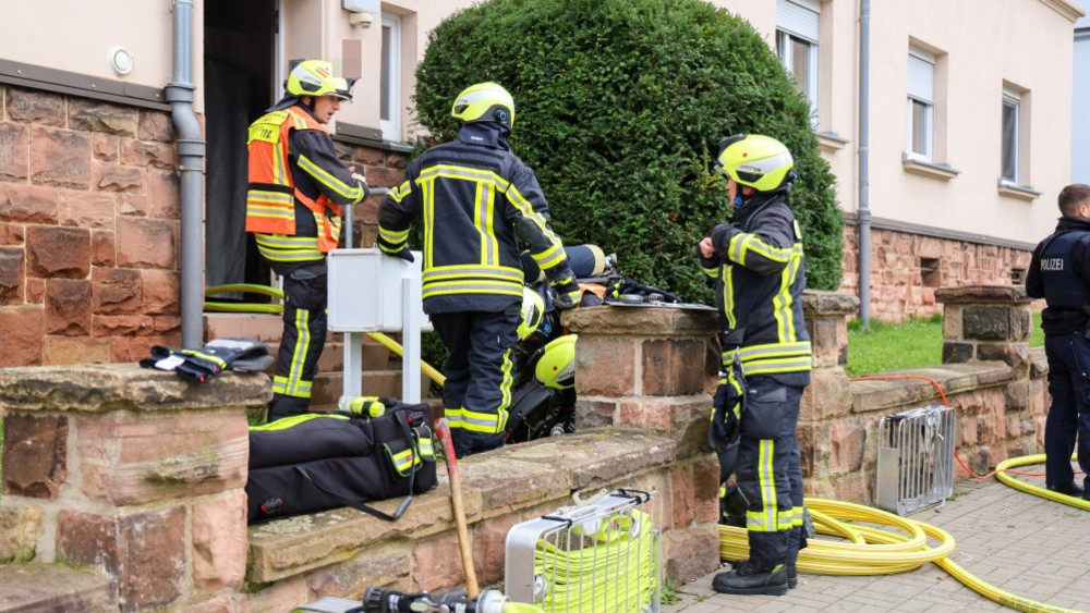 Bei einem Kellerbrand in Fulda sind vier Menschen durch Rauchgas verletzt worden. 
