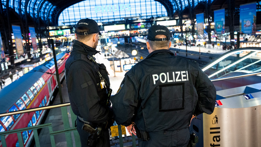 Eine Waffenverbotszone, wie es sie am Hamburger Hauptbahnhof gibt, wird zumindest kurzzeitig auch in Frankfurt, Fulda und Mainz eingerichtet.