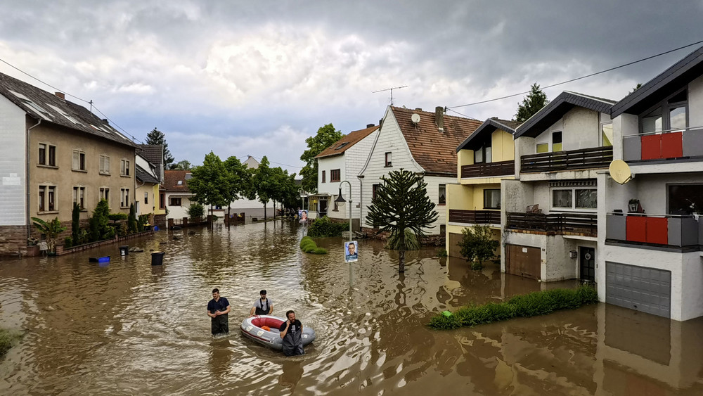 Land unter in Kleinblittersdorf im Saarland. Bewohner im überschwemmten Kleinblittersdorf werden mit Feuerwehr-Booten von ihren Häusern zum Einkaufsmarkt gebracht. Wer im Haus bleibt wird von Helfern versorgt. 