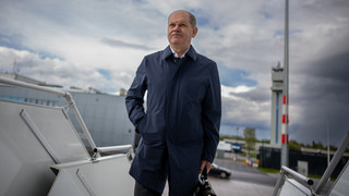 Sicherheitspanne am Flughafen Frankfurt: Mann umarmt Kanzler Scholz