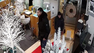 Fahndung mit Foto: Männer bezahlen Goldketten mit geklauter Geldkarte