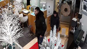 Fahndung mit Foto: Männer bezahlen Goldketten mit geklauter Geldkarte