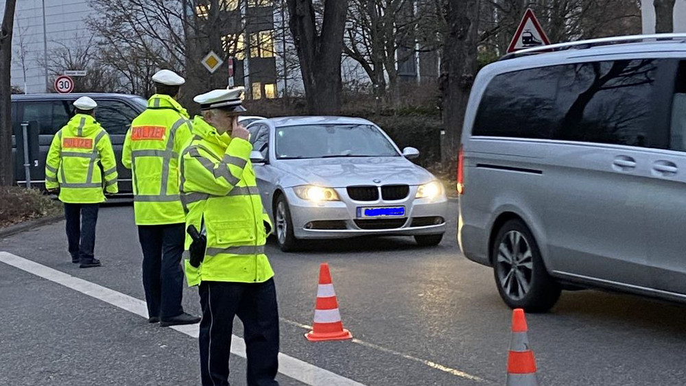 Polizeikontrolle vor der Gesamtschule Gießen-Ost und der Korczak-Schule. Die Polizei möchte Eltern und Autofahrer sensibilisieren. 