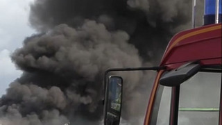 Dunkle Rauchsäule in Köln: Brand in Werkstatt löst Großeinsatz aus