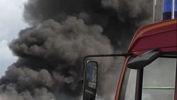 Dunkle Rauchsäule in Köln: Brand in Werkstatt löst Großeinsatz aus