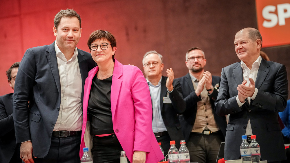 Lars Klingbeil (l-r), SPD-Bundesvorsitzender, Saskia Esken, SPD-Bundesvorsitzende, und Bundeskanzler Olaf Scholz (SPD) stehen beim ordentlichen Bundesparteitag der SPD auf dem Berliner Messegelände zusammen. 
