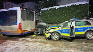 Verfolgungsjagd in Wiesbaden: drei Polizisten bei Unfall verletzt