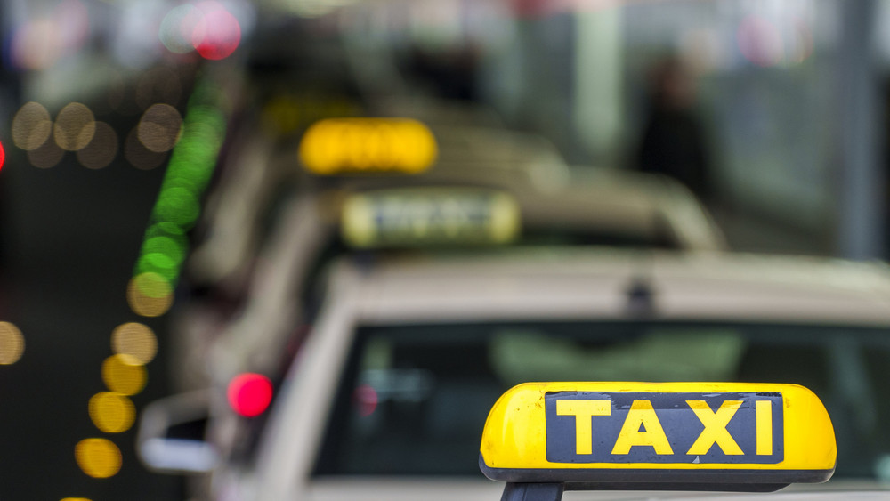 Taxifahrer machen sich wegen der Kooperation mit Uber Sorgen, dass benachteiligt werden.