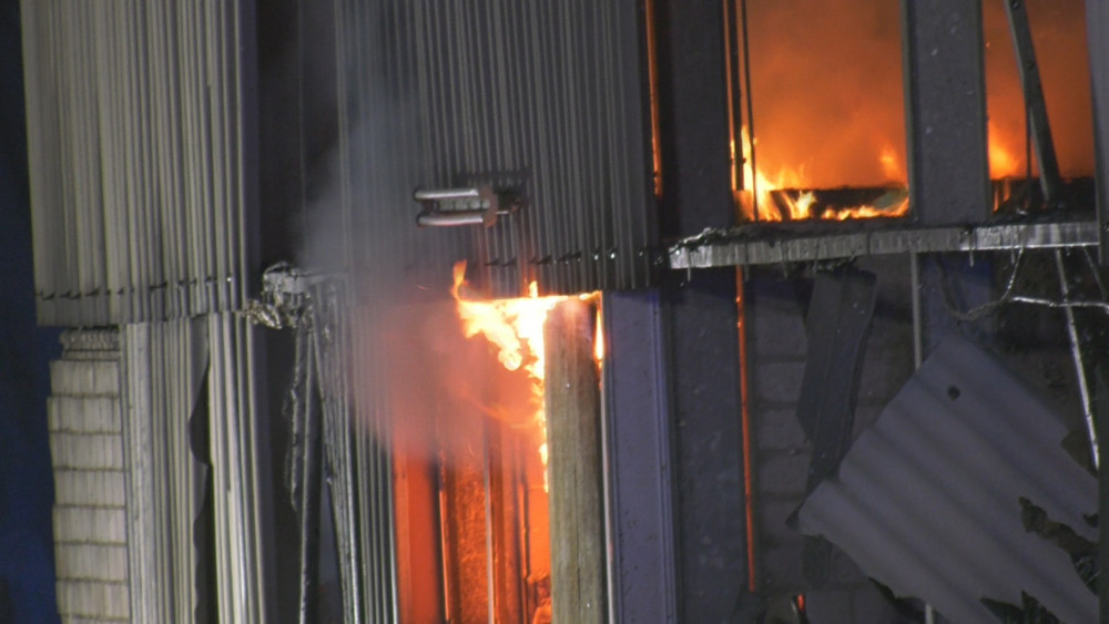 Auch für ein Feuer in der ehemaligen Papierfabrik in Darmstadt-Eberstadt sollen die Festgenommenen verantwortlich sein.