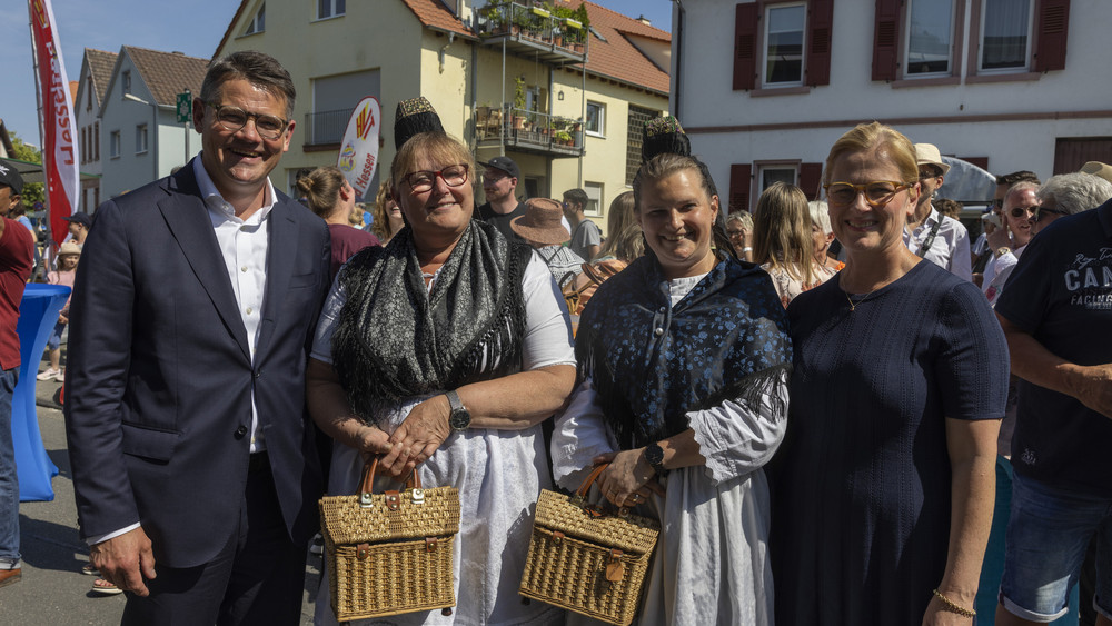 Ministerpräsident Boris Rhein hat in Begleitung seiner Frau Tanja Raab-Rhein (r.) den 60. Hessentag in Pfungstadt eröffnet.
