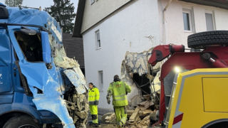 Schock in Rabenau: Laster prallt in der Nacht gegen Haus