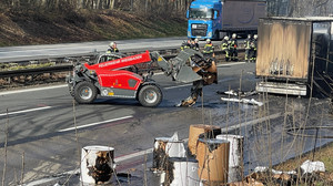 Auffahrunfall auf A3 bei Niedernhausen - Rettungsgasse blockiert