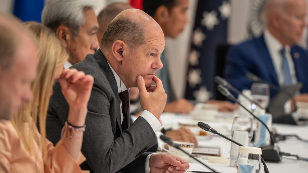 Bundeskanzler Olaf Scholz (SPD), verfolgt die Reden, beim Nebenprogramm: „Partnership for Global Infrastructure and Investment“ im Prince-Hotel am zweiten Tag beim G7-Gipfel.