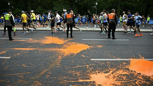 Marathon in Berlin: Letzte Generation verschüttet Farbe - Klebeaktion scheitert