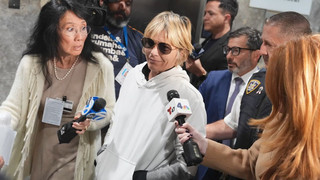 Geschlagen und gebissen: Selma Blair verletzt Flugpersonal und wird festgenommen