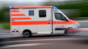 Schwerer Unfall in Frankfurt: Junge mit Tretroller von Auto erfasst