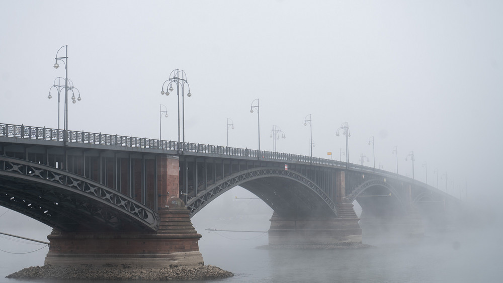 Alarm an der Theodor-Heuss-Brücke in Mainz - hier saßen Arbeiter in einer Gondel fest.