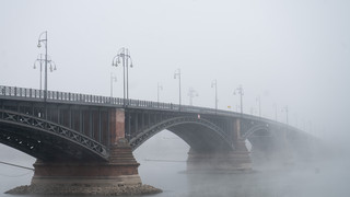 Arbeiter sitzen in Mainz unter Theodor-Heuss-Brücke in Gondel fest