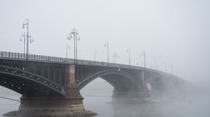 Arbeiter sitzen in Mainz unter Theodor-Heuss-Brücke in Gonde