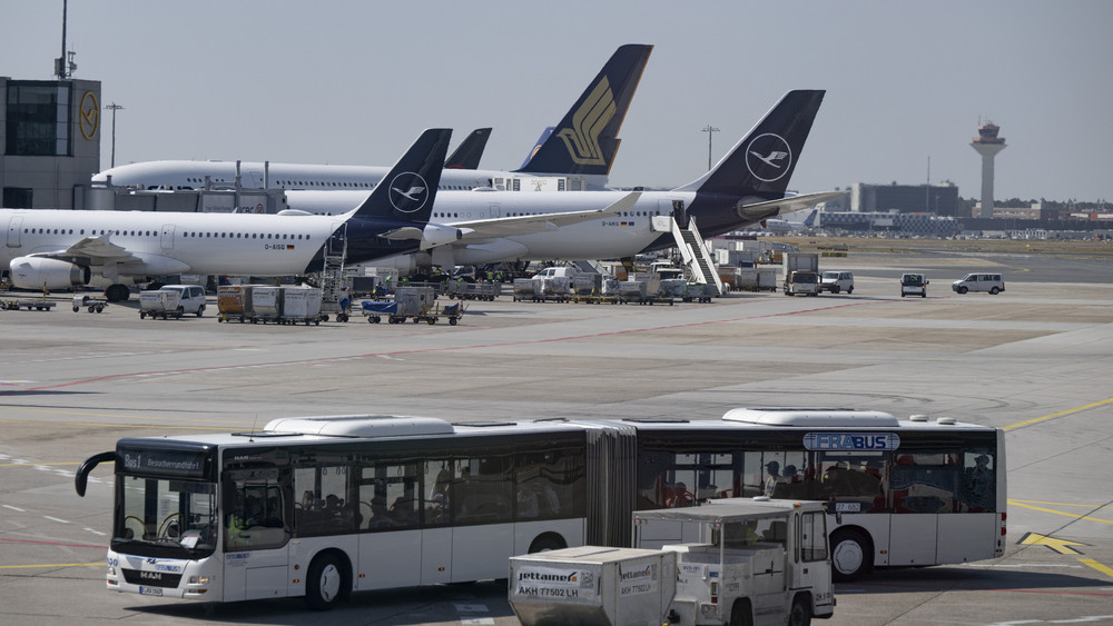 Am Flughafen Frankfurt kam es zu einem Unfall. (Archivbild/Illustration)