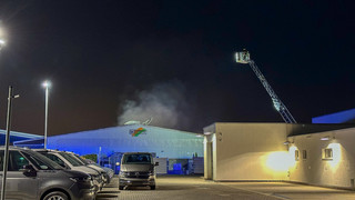 Hoher Sachschaden in Hanau: Feuer in Lagerhalle eines Baustoffhändlers