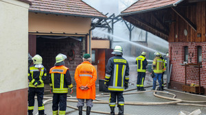 Scheunen-Anbau in Tann abgebrannt, zwei Nachbarhäuser beschädigt