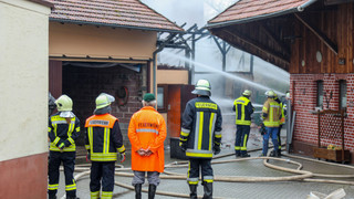 Scheunen-Anbau in Tann abgebrannt, zwei Nachbarhäuser beschädigt