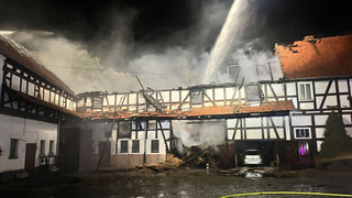 Scheune in Neukirchen abgebrannt: Nachbarn retten Bewohner