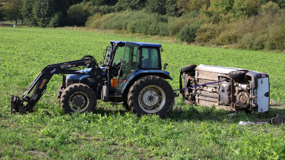 In Feldatal ist ein Autofahrer von der Straße abgekommen, hat sich mehrfach überschlagen und ist dann auf einem Feld liegengeblieben. Der Mann ist noch vor Ort verstorben. 