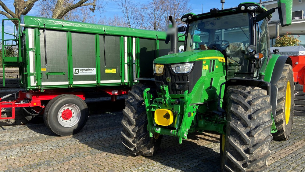 Ein Traktor und landwirtschaftliche Maschinen stehen vor der Stadthalle in Gernsheim.