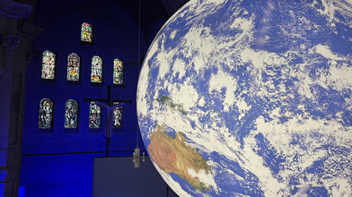 Weltkugel mit NASA-Bildern in Christuskirche in Mainz
