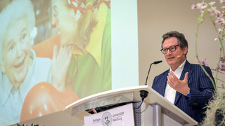 "Warum Worte Medizin sind" - Hirschhausen hält Vortrag in Marburg