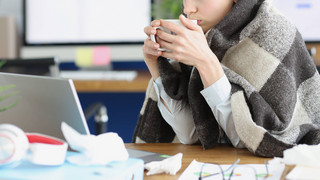 Arbeitnehmer-Umfrage: Mehr als jeder 2. meldet sich krank und ist fit