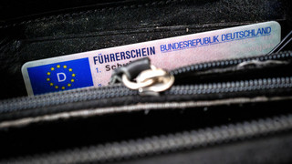 Ohne Führerschein am Steuer ertappt - Mann mit Haftbefehl gesucht
