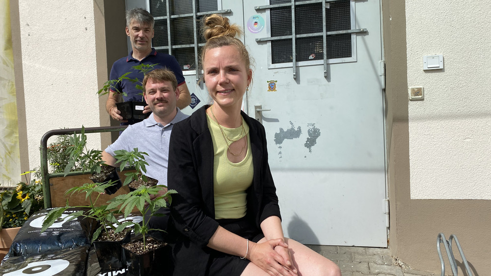 Marcus van der Kolb, Sebastian Weissgerber und Charlotte Sauer (von links) aus dem Vorstand von "Grow Social Darmstadt" freuen sich über die Legalisierung von Cannabis und planen im Oktober mit dem Anbau der Pflanzen.