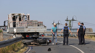 Unfall bei Büttelborn: Motorradfahrer kollidiert mit Lastwagen