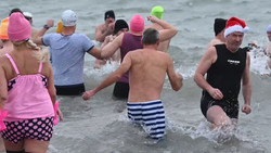 Abgehärtet ins Jahr 2026 - Eisbader trauen sich in die Ostsee