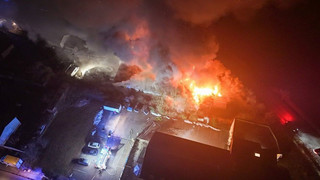 Meterhohe Flammen schlagen in den Himmel - Großaufgebot bei Hallenbrand