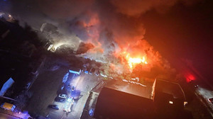 Meterhohe Flammen schlagen in den Himmel - Großaufgebot bei Hallenbrand