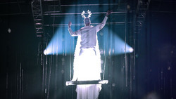 Trapez-Performance: Die Models schwingen in luftigen Höhen