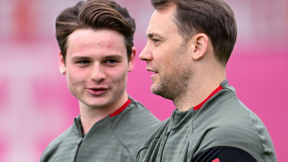 Jonas Urbig und Manuel Neuer