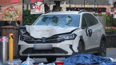 Auto in Menschengruppe gefahren - Fahrer festgenommen